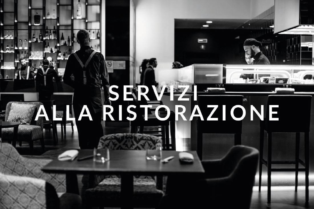 due consulenti del mondo della ristorazione che guardano in camera sorridenti, scritta servizi in sovrimpressione